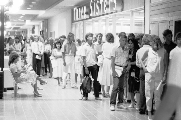 Job applicants stand in line, 1986